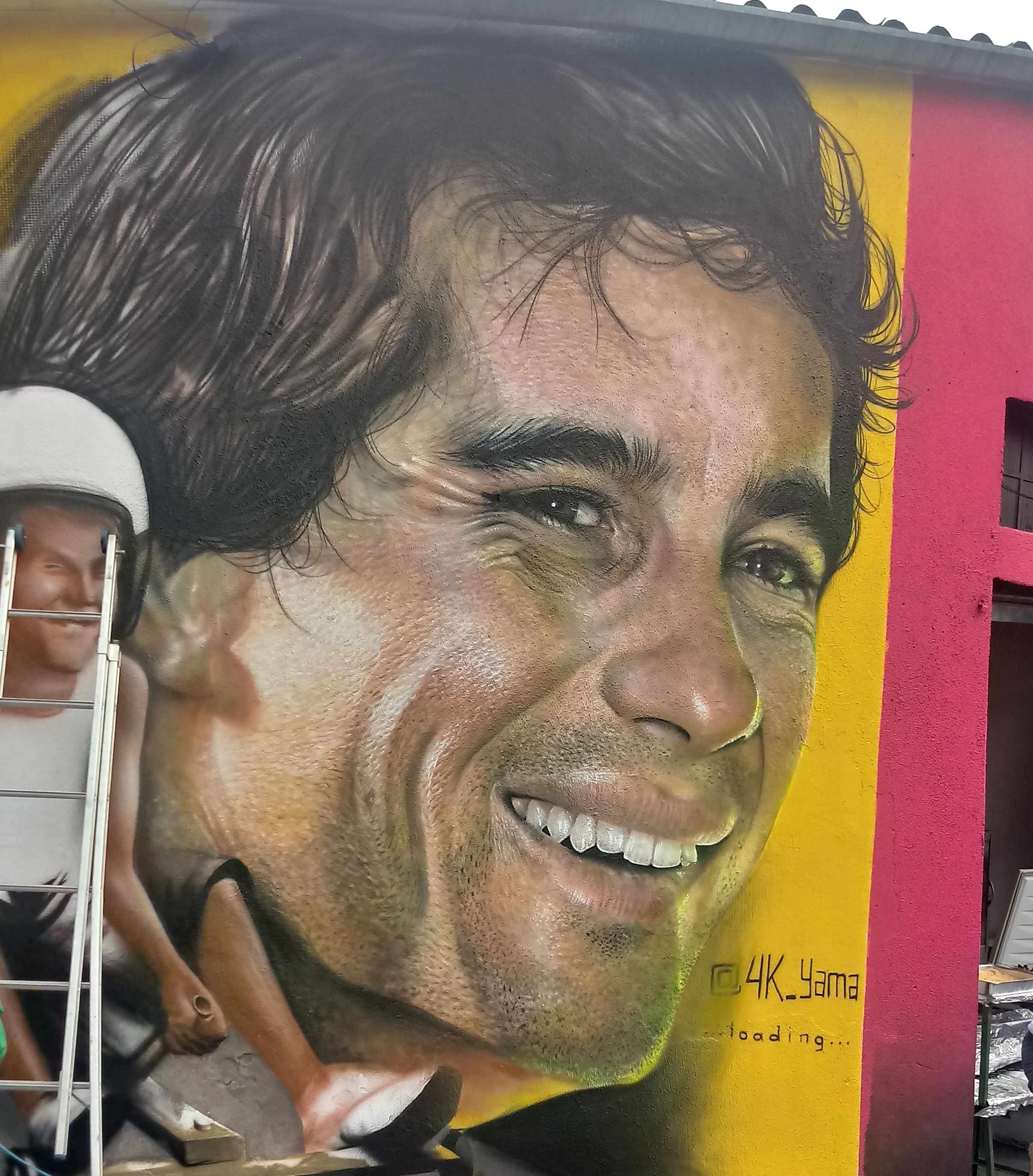 Artista faz grafite de Ayrton Senna em frente a Interlagos