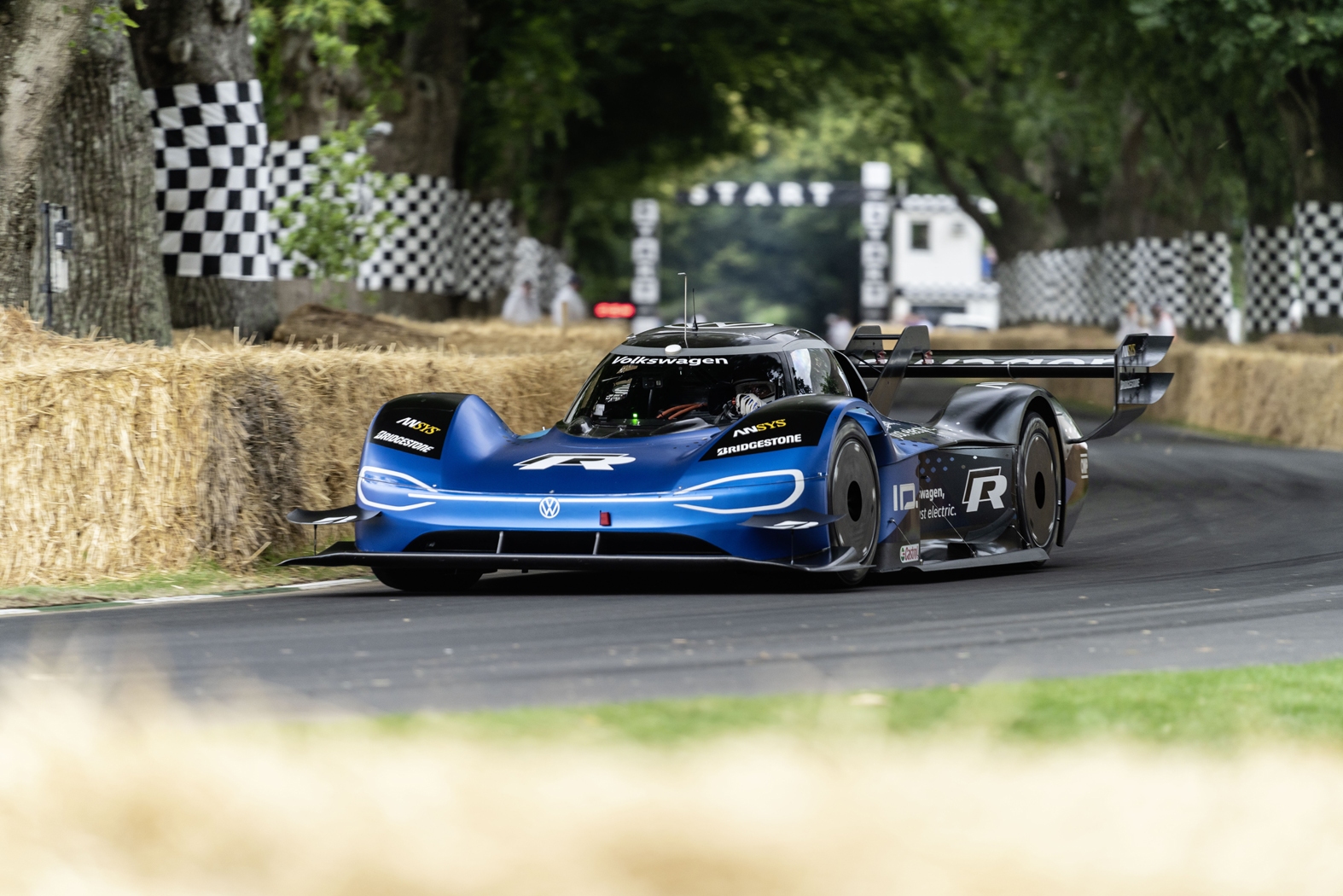 VW ID.R é eleito o carro de corrida elétrico do ano - AUTOO