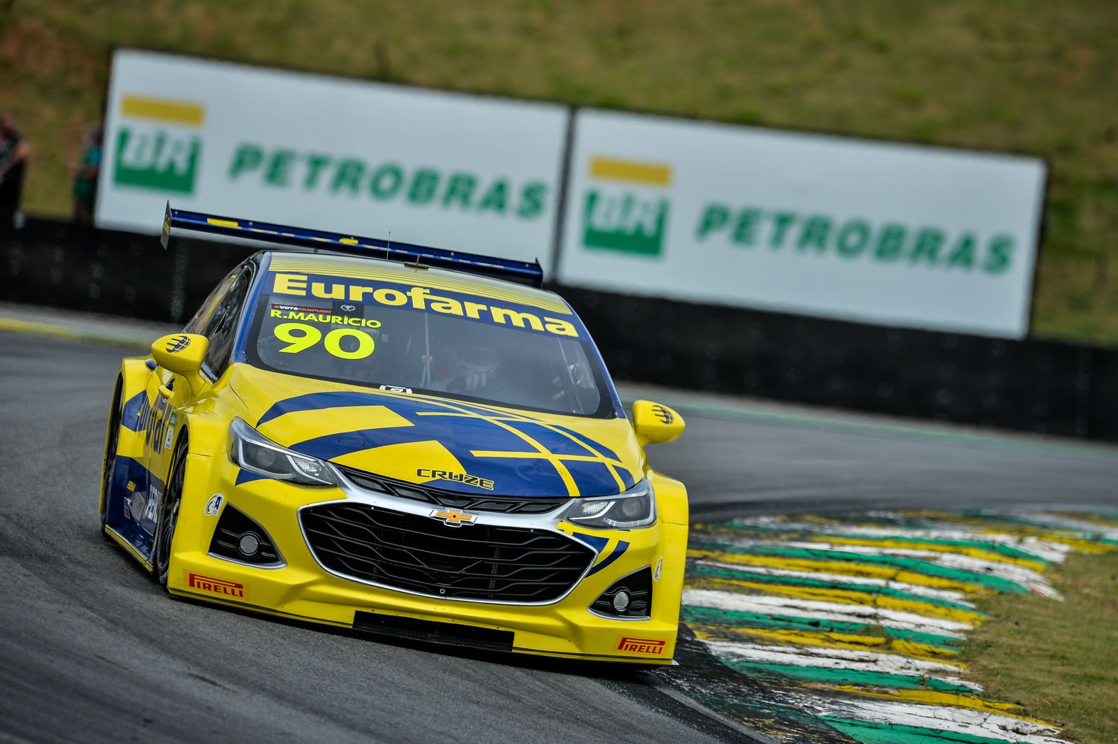 Nelson Piquet Jr conquista top-5 com Universal Soluções