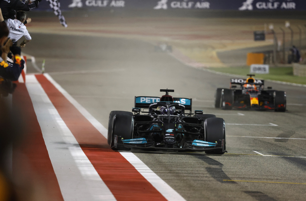 Chegada da corrida: Hamilton venceu com Verstappen logo atrás - Foto: Mercedes-Benz / divulgação