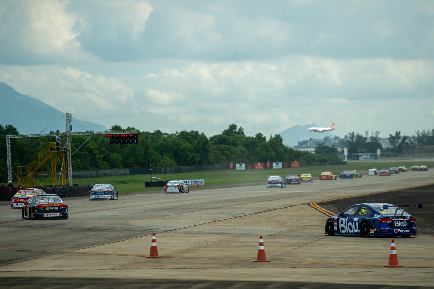 Aeroporto do Galeão se prepara para receber corrida histórica da Stock Car  neste fim de semana - Diário do Rio de Janeiro