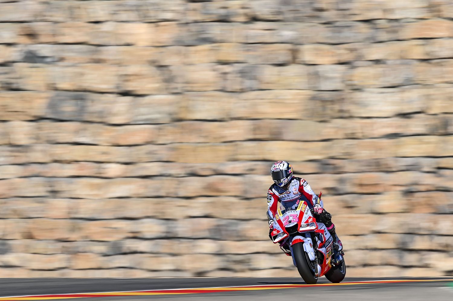 Aleix Espargaró passa Bagnaia na última volta e vence etapa da Moto GP