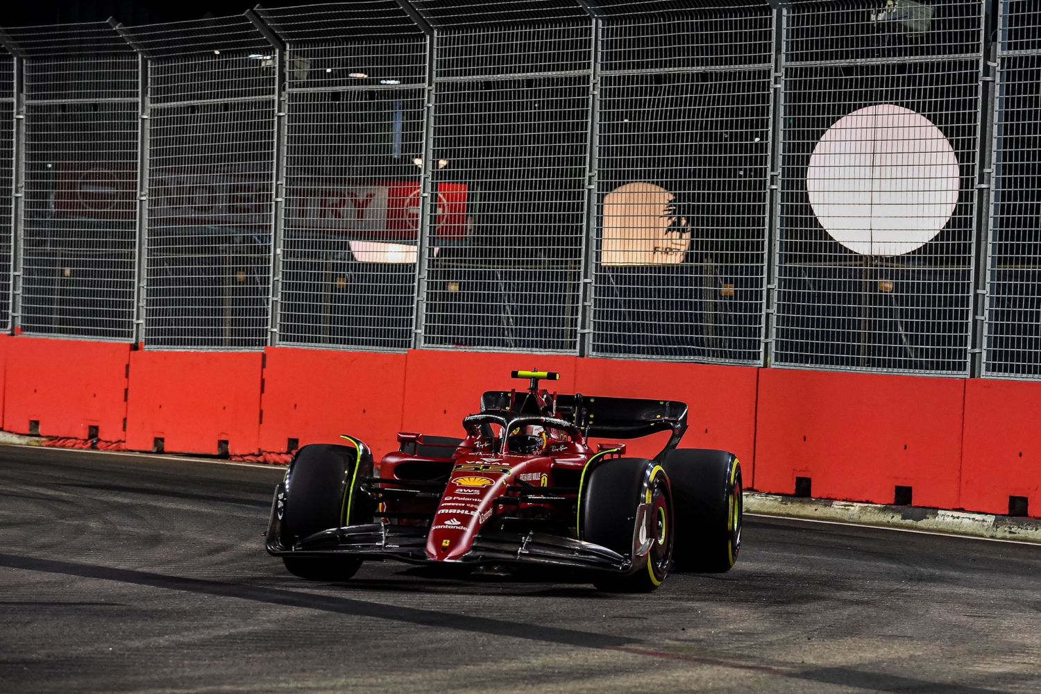 F1: Leclerc lidera primeiro treino com 1-2 da Ferrari em Singapura