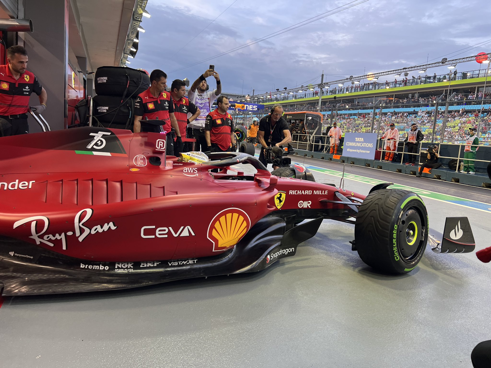F1: Leclerc lidera primeiro treino com 1-2 da Ferrari em Singapura