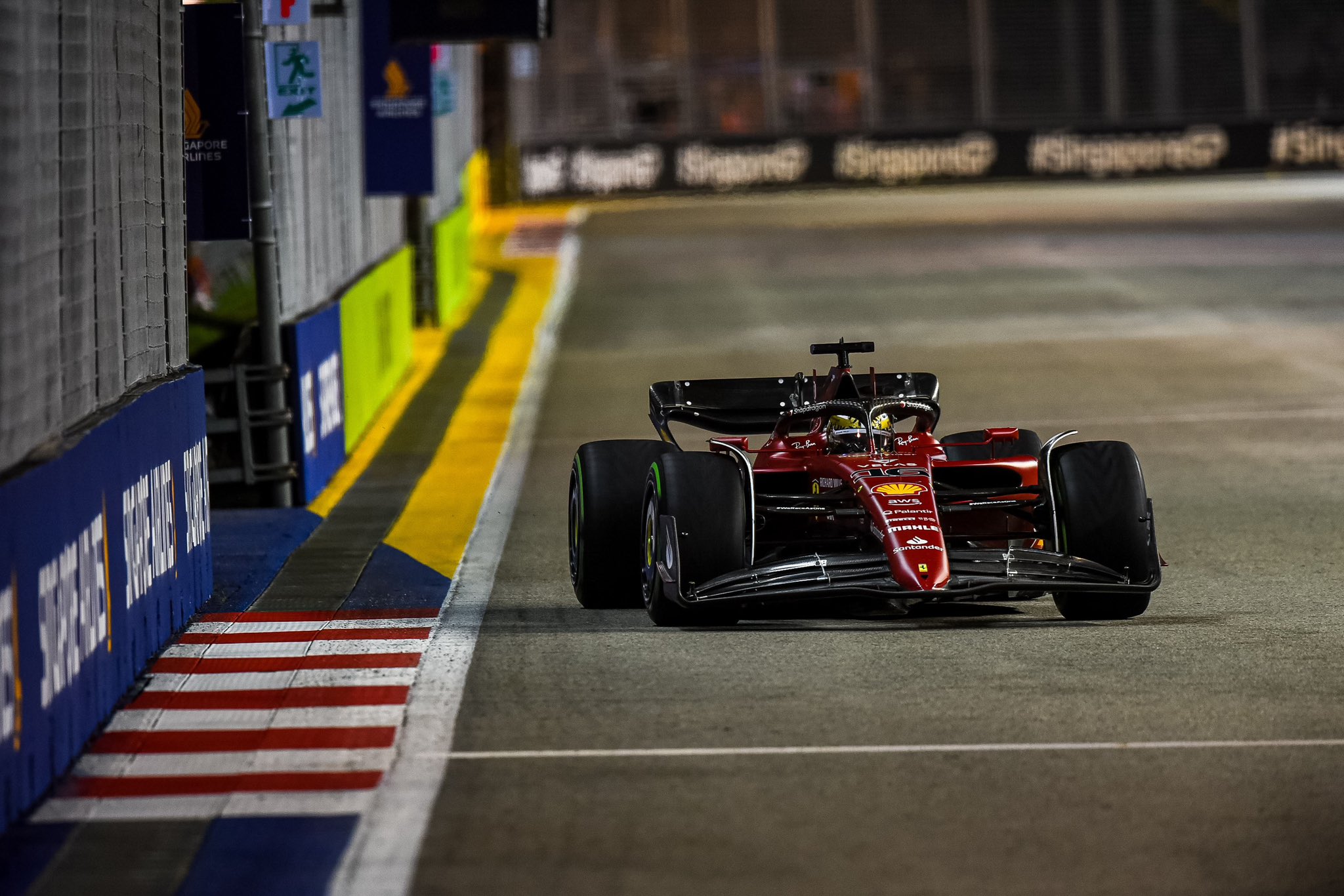 Sainz larga na pole do GP da Singapura e Verstappen fica fora do