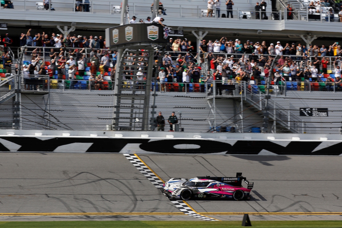 Helio Castroneves é tri nas 24 Horas de Daytona