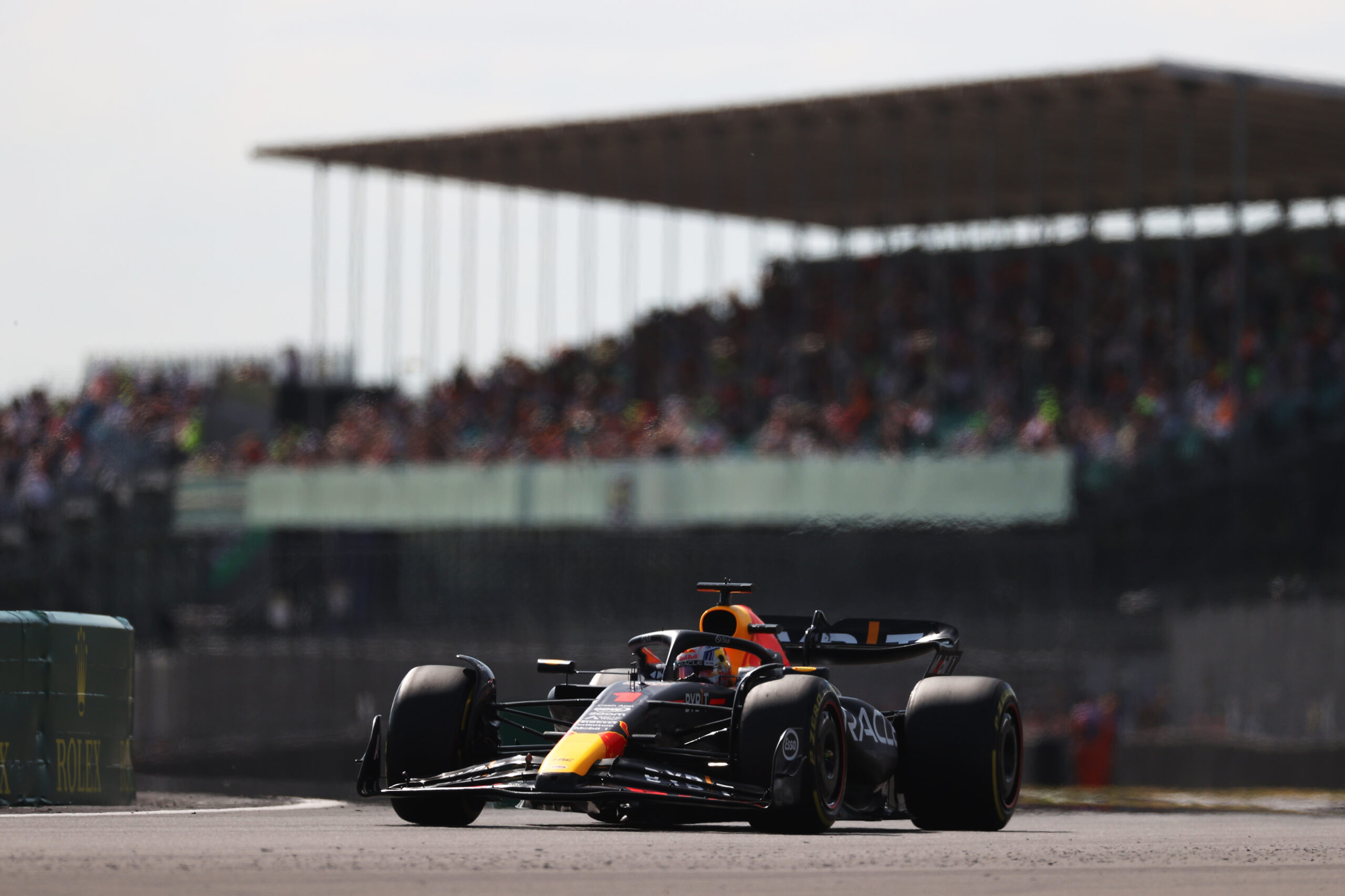 F1: Verstappen supera Sainz e lidera TL2 na Inglaterra