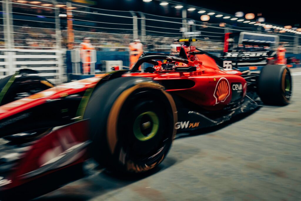 GP de Singapura: Ferrari mostra força de novo, e Sainz lidera