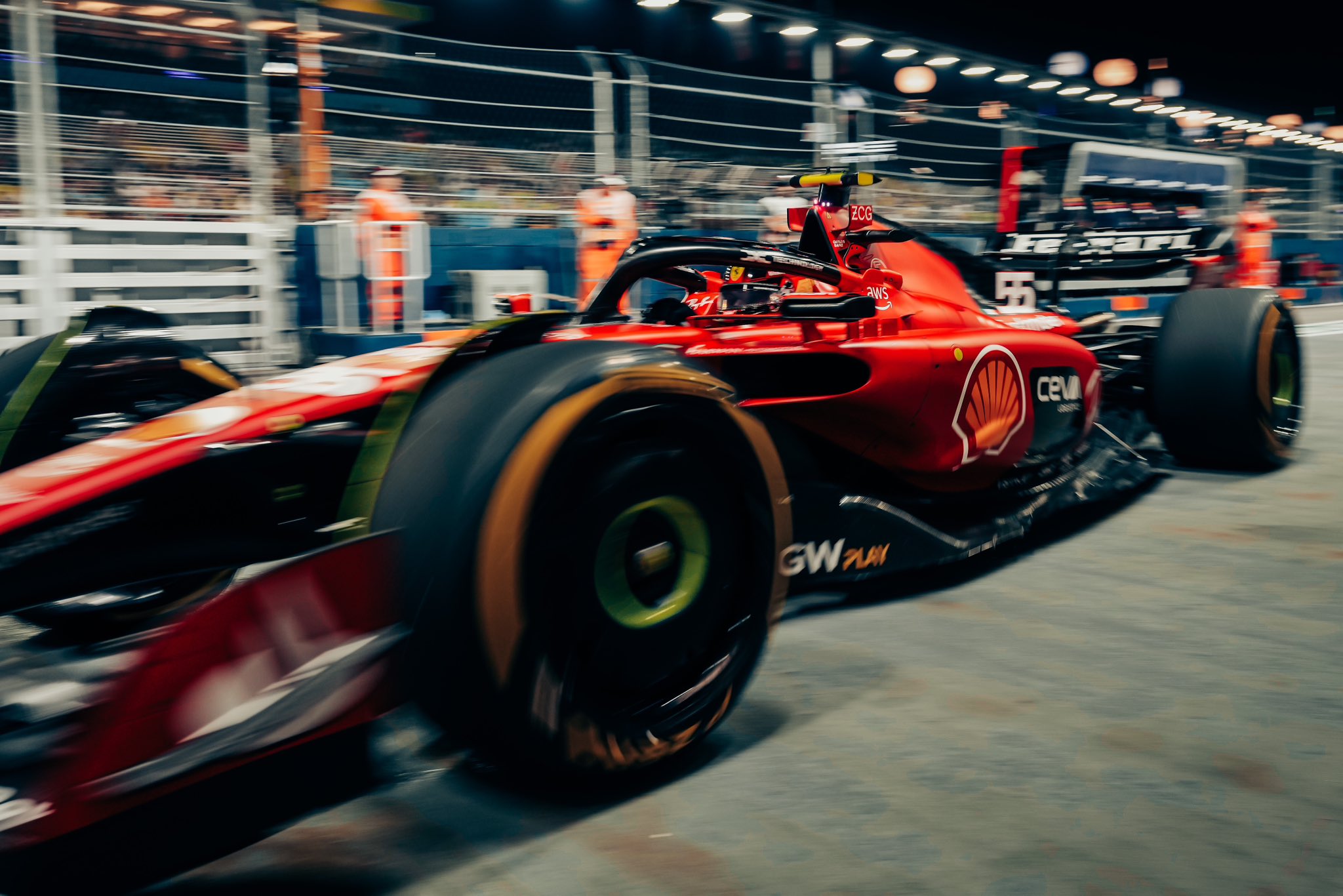 Sainz supera Leclerc e lidera segundo treino da F1 em Singapura