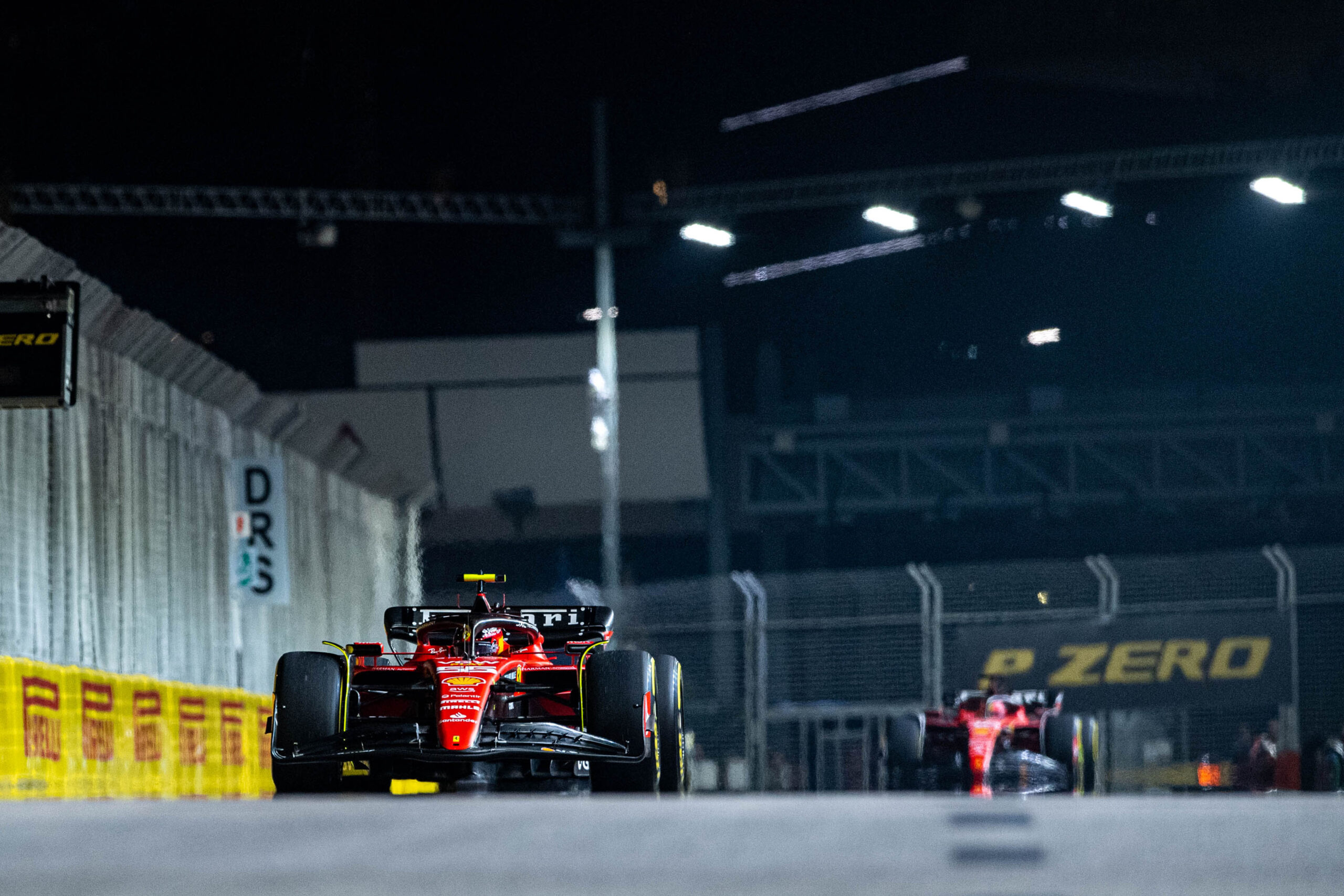 F1: Sainz segura rivais nas últimas voltas e vence GP de Singapura