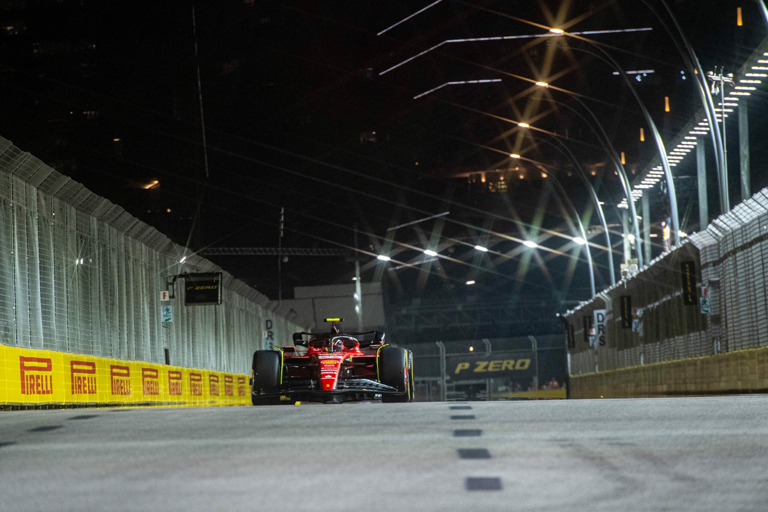 Sainz supera Leclerc e lidera segundo treino da F1 em Singapura