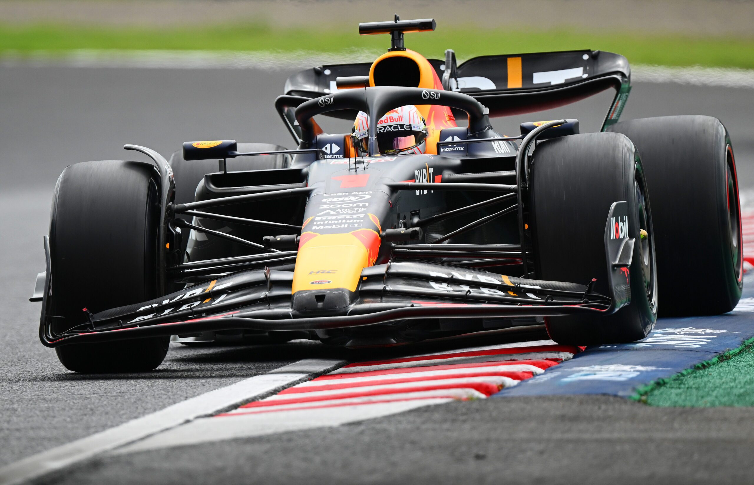 Verstappen faz a pole e pode conquistar o bi no Japão; Leclerc é o 2º