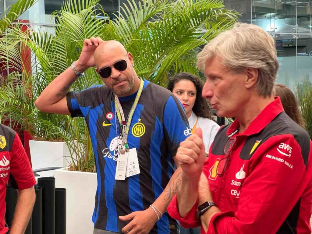 Adriano Imperador com staff da Ferrari em Interlagos