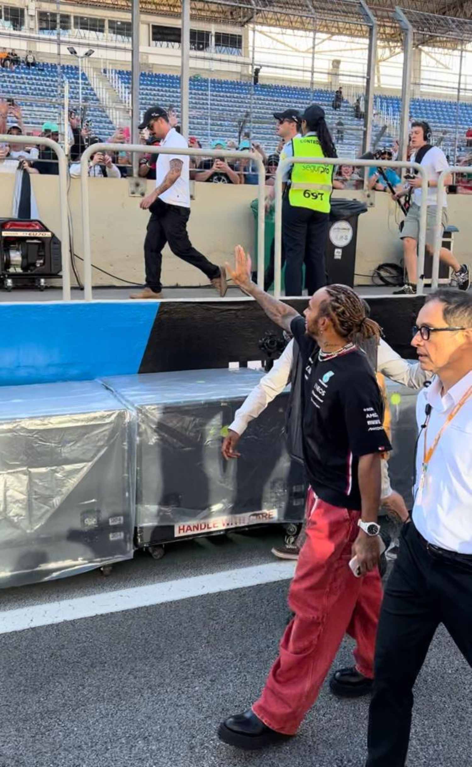 Hamilton faz “volta olímpica” no pit lane agradecendo fãs em Interlagos