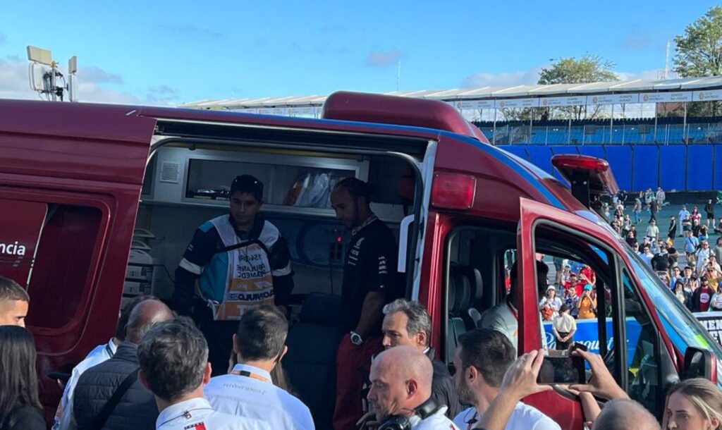 Lewis Hamilton dentro de ambulância