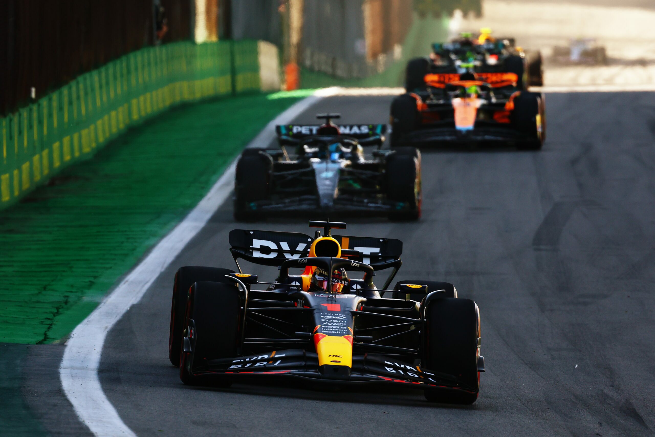 Sainz lidera treino livre da F1 em Interlagos. Verstappen é só 16º