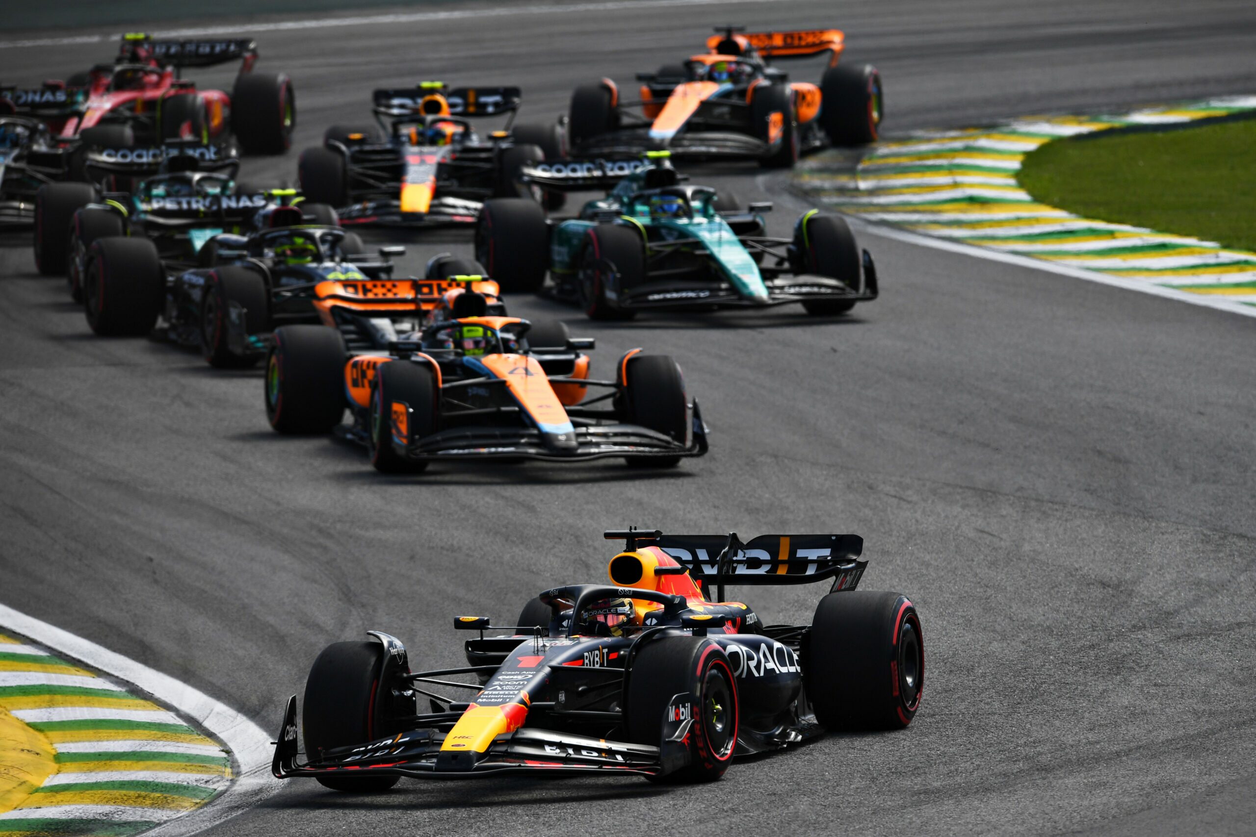 Sainz lidera treino livre da F1 em Interlagos. Verstappen é só 16º