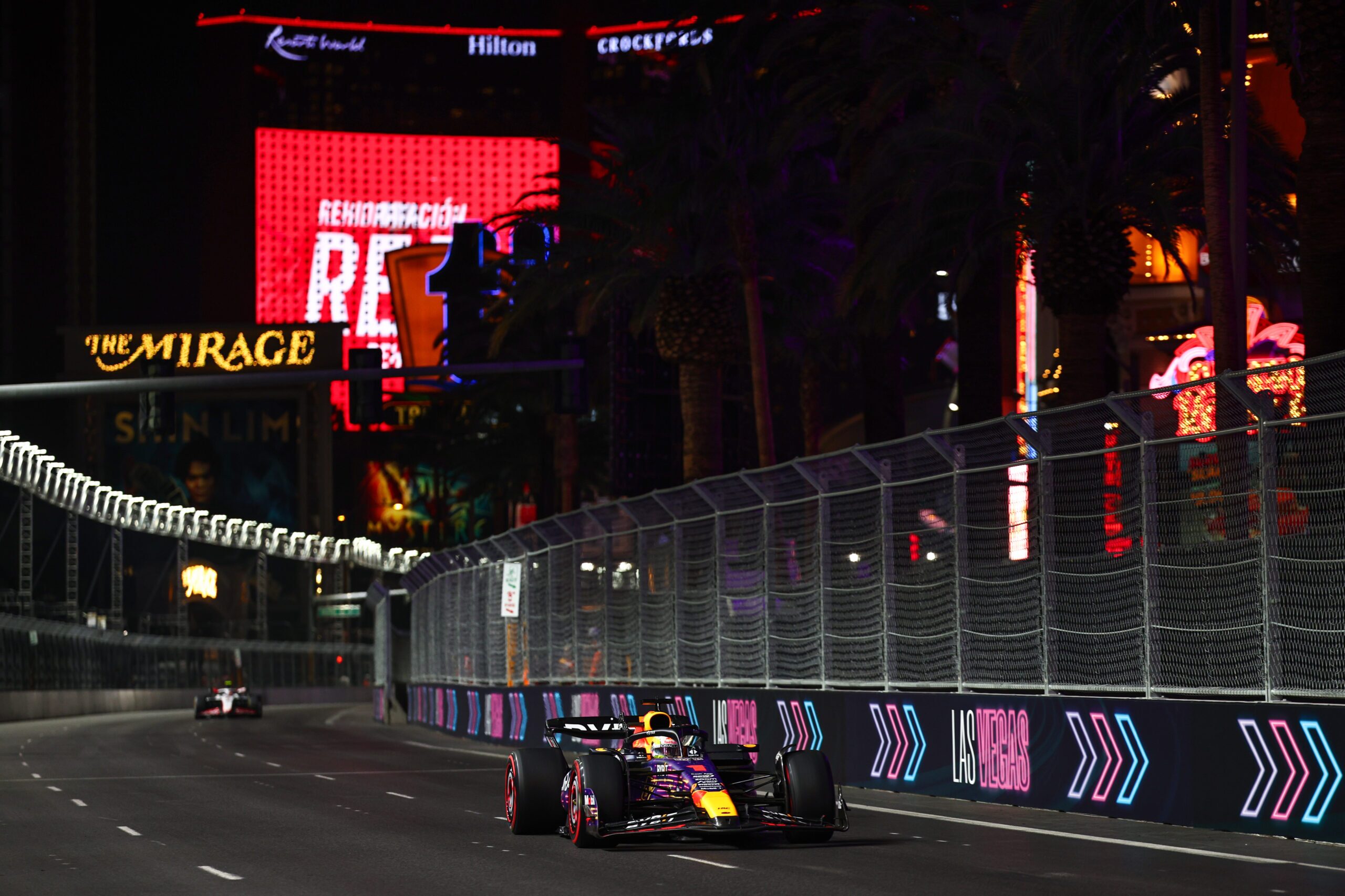 Verstappen supera Leclerc e vence agitado GP de Las Vegas de F1