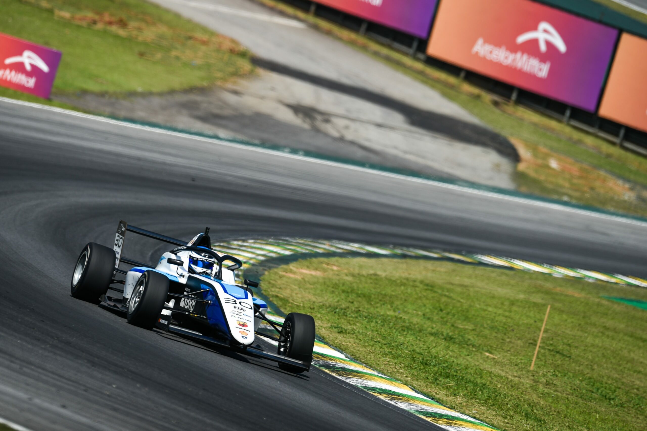 Tessaro supera Lopes, vence corrida 1 e fica perto do título da F4 Brasil