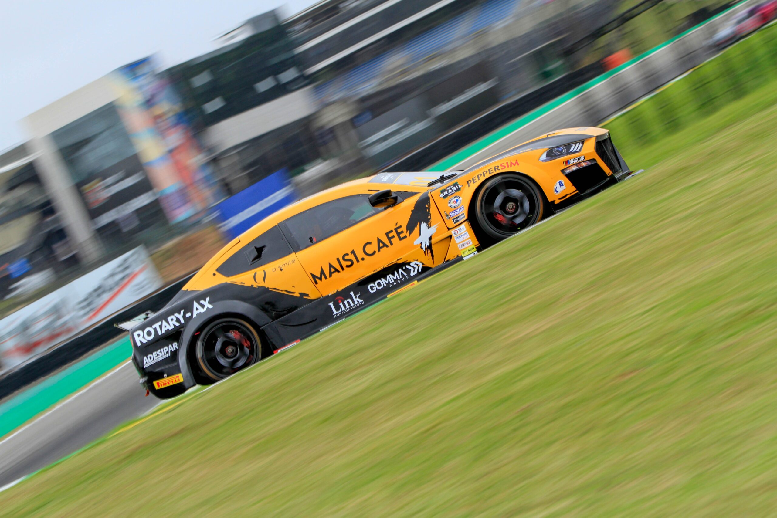 Leo Torres segura rivais e vence corrida 1 da Nascar Brasil em Interlagos