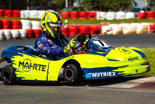 Pilotos de kart aceleram em corrida este fim de semana