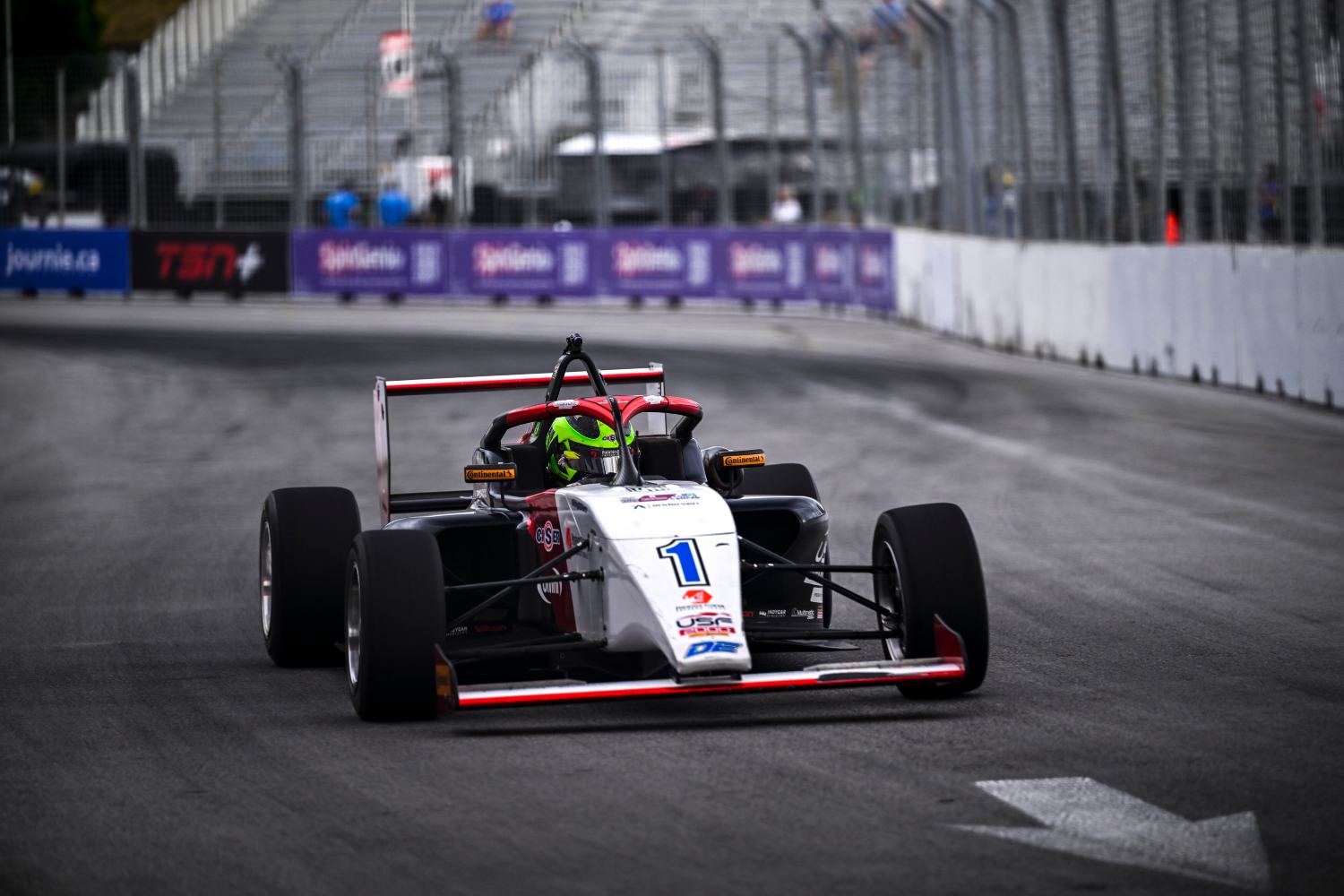 Nic Giaffone dá show de ultrapassagens em corrida de recuperação na USF 2000 em Toronto