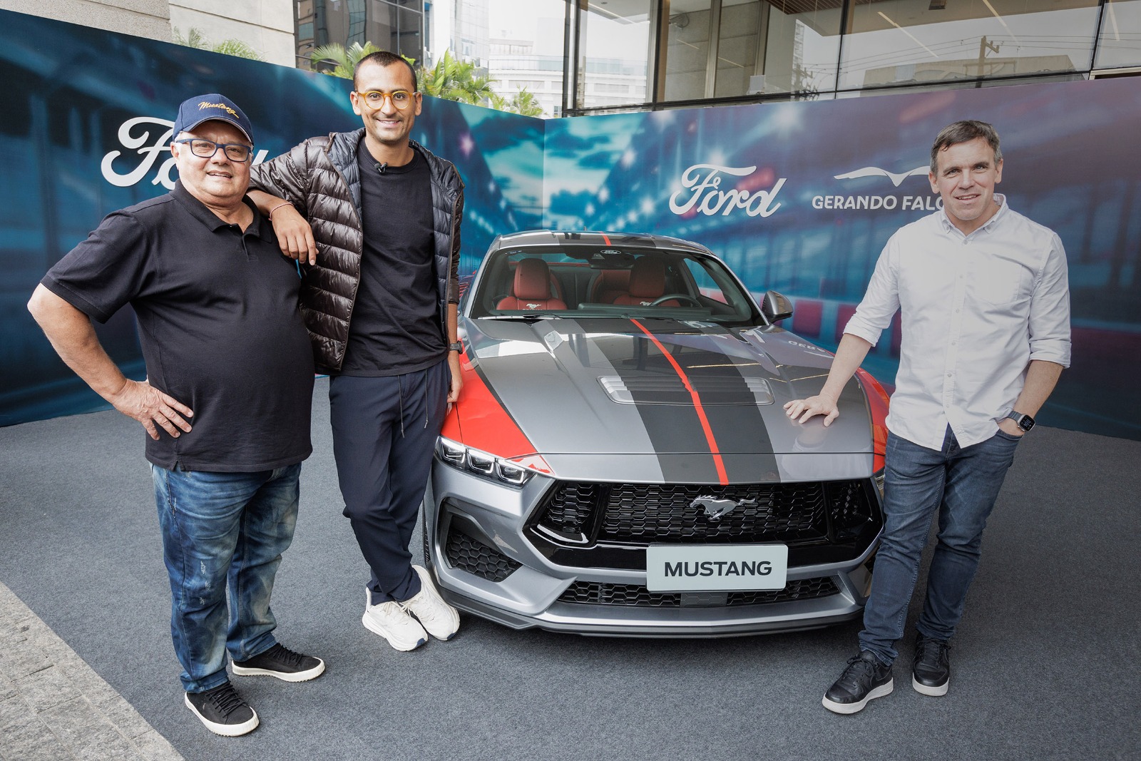 Foto com Alan Mosca Edu Lyra, da ONG Gerando Falcões e Martín Galdeano, CEO da Ford da América do Sul