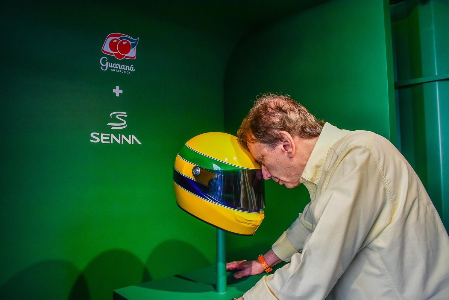 Guaraná Antarctica e Senna Brands homenageiam Ayrton Senna com capacete que reproduz sua voz e filme com Galvão Bueno