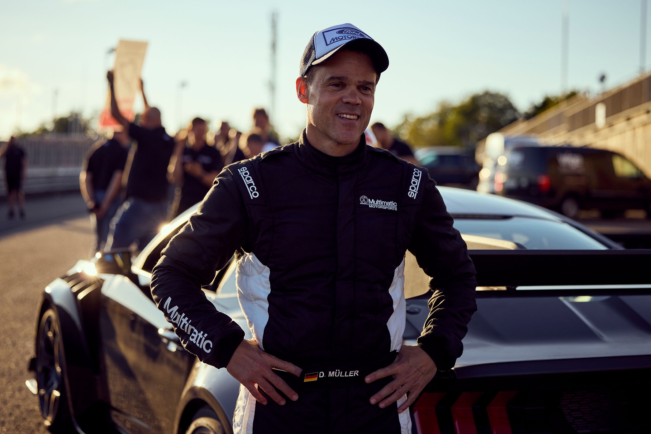 Na direção do Mustang GTD, com 815 cavalos de potência, Dirk Muller, piloto da Multimatic Motorsports