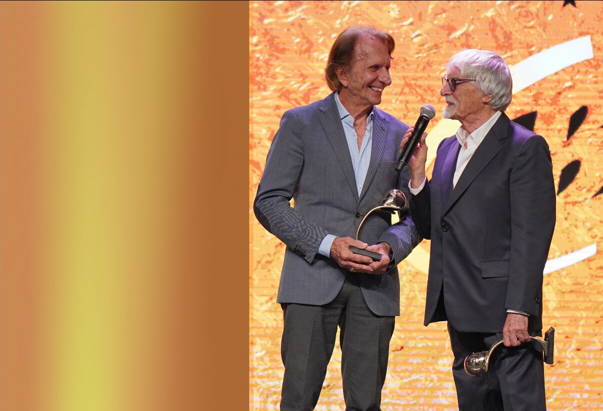 Emerson Fittipaldi conversa no palco com Bernie Ecclestone durante o Capacete de Ouro