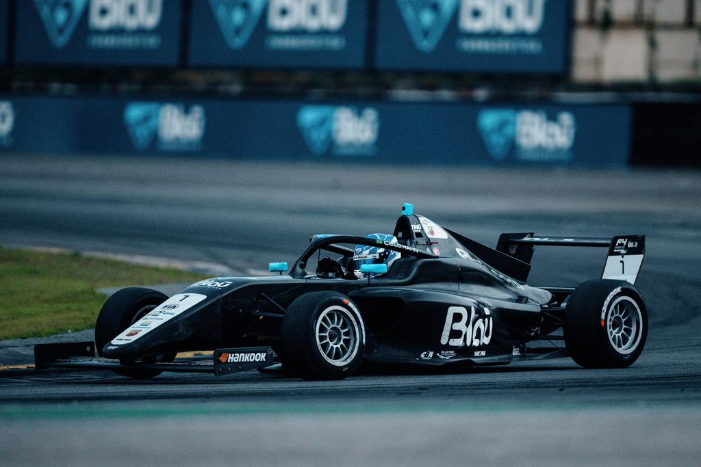 Marcelo Hahn venceu a corrida 2  da Fórmula 4 Brasil em Interlagos 