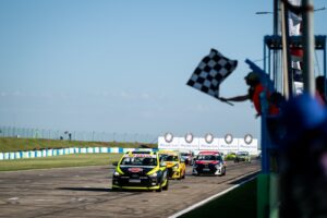 A bandeirada para Bornemann: vitória na Corrida 1 da etapa - Foto: Duda Bairros