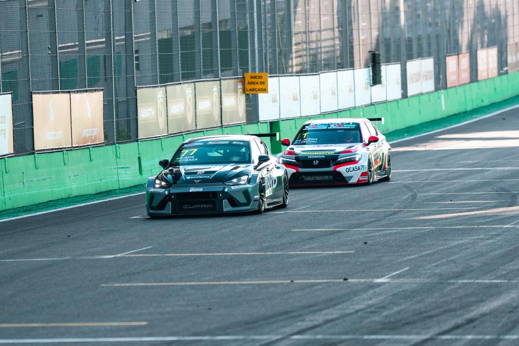 Reis/ Fraga e Pernía/ Guerrieri/ chegaram a duelar pela vitória(Luis França/ Grupo Veloci)