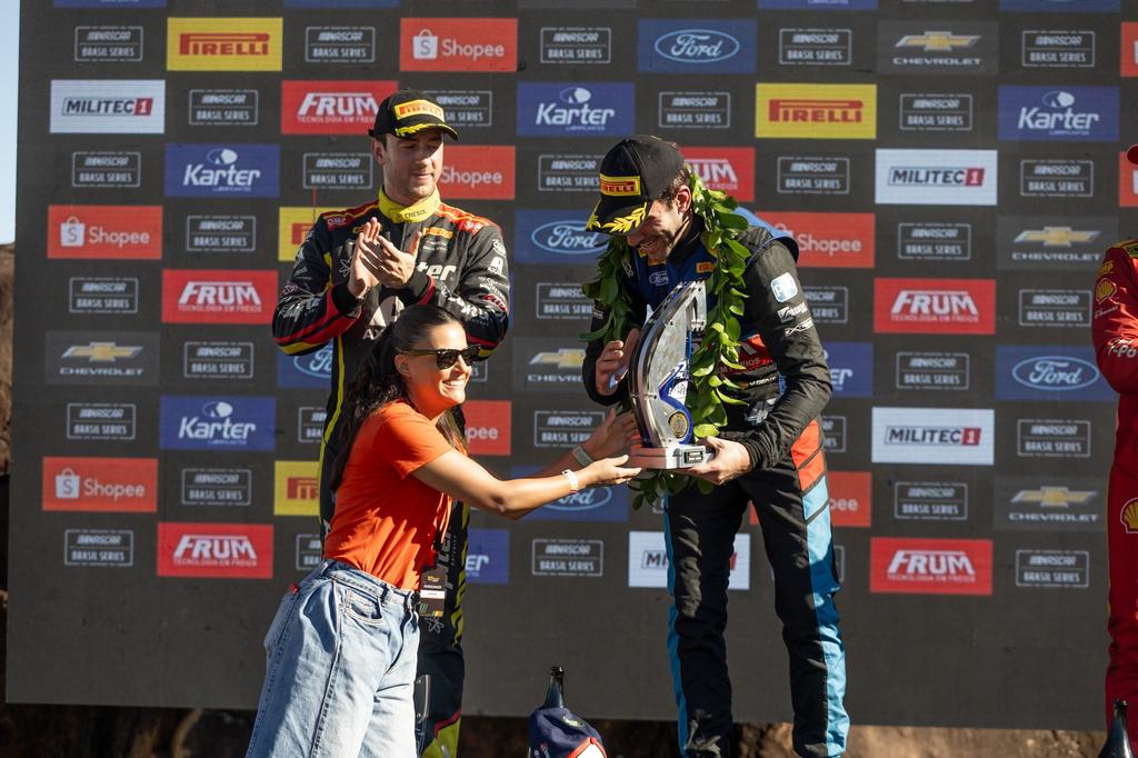 Vitor Genz, troféu, Shopee, Nascar Brasil