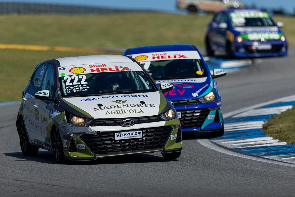 A prova rendeu grandes disputas e muita ação em domingo de céu azul no Velocitta, HB20 CUP