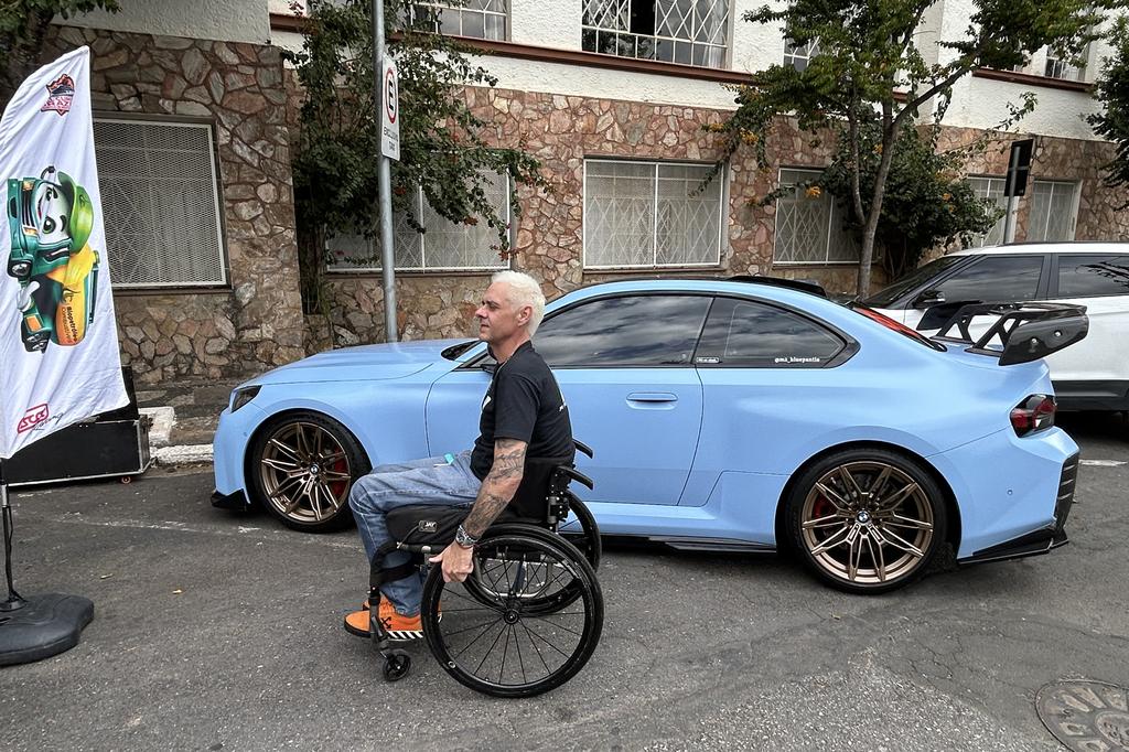 Hebert Cardoso se movimenta com cadeira de rodas antes de entrar na BMW M2 Foto: MasterMidia Marketing
