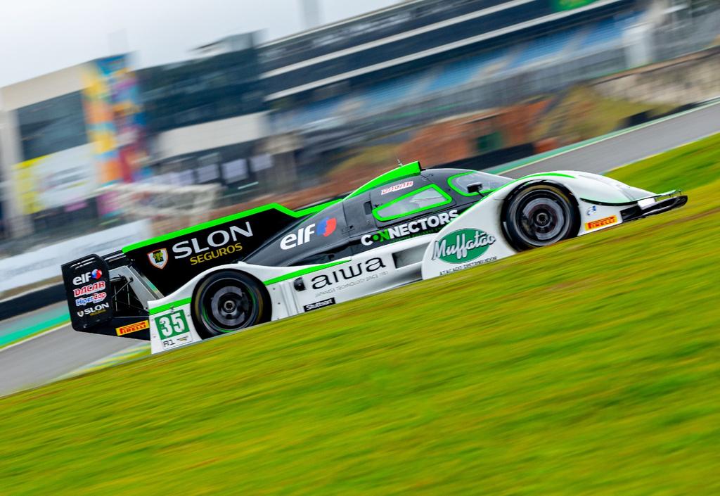 Carro do Endurance Brasil correndo em Interlagos