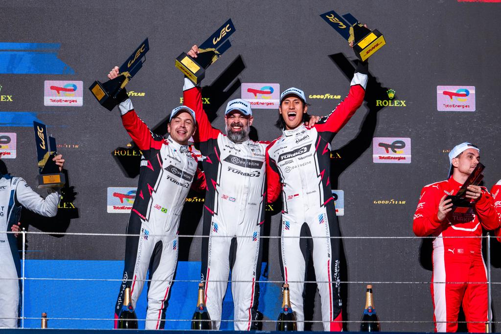 Augusto Farfus, Darren Leung e Sean Gelael no pódio das 6 horas de Fuji - Foto: DPPI