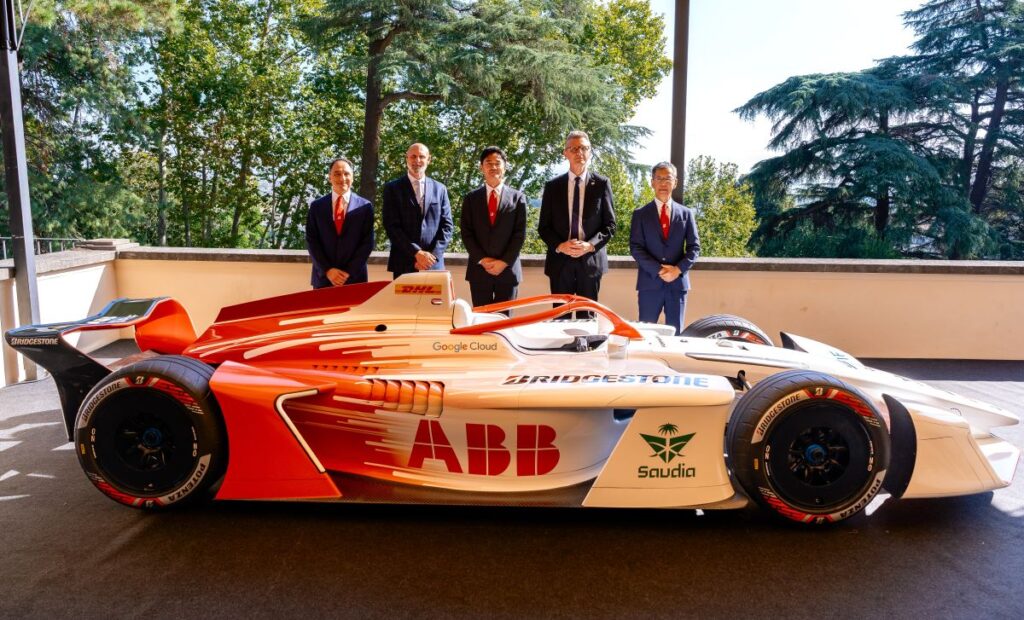 Da direita para a esquerda: Emilio Tiberio, CTO Bridgestone; Jeff Dodds, CEO Fórmula E; Yasuhiro Morita, CEO Global Bridgestone; Laurent Dartoux, CEO Bridgestone EMEA; Hiroshi Imai, CPO Motorsport Bridgestone - Foto: Divulgação